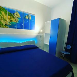 カステッランマーレ・ディ・スタービアにあるIl Vecchio Pozzo Apartamentsの青い壁のベッドルーム1室