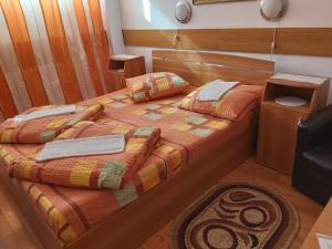 Un pat sau paturi într-o cameră la Hotel Turist