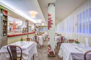 A restaurant or other place to eat at Hotel La Fenice