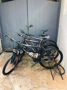 een paar fietsen geparkeerd naast een garage bij Hartland Huis in Graaff-Reinet