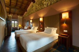 A bed or beds in a room at Finca El Cortiñal