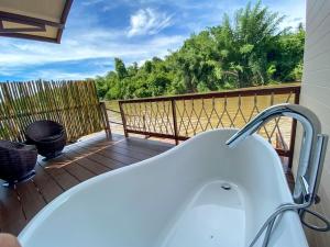 Binlha Raft Resort的阳台或露台