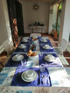 une table avec des assiettes et des bols de nourriture dans l'établissement B&B Vacanza Facile, à Costa Rei
