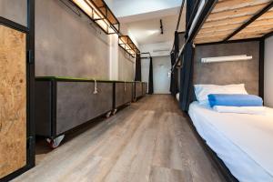 Uma cama ou camas num quarto em Bedbox Hostel