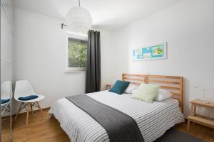 um quarto com uma cama e uma janela em Lemechi Casa Girasole Apartments em Rabac