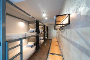 Uma cama ou camas num quarto em Bedbox Hostel