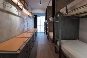 Uma cama ou camas num quarto em Bedbox Hostel