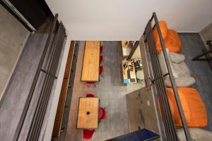 Uma área de estar em Bedbox Hostel
