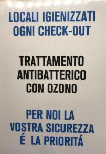 um sinal com tipos de letra diferentes numa parede em Ampio monolocale em Brescia