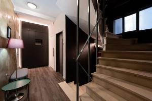 Cette chambre dispose d'un escalier, d'une table et d'une lampe. dans l'établissement Bedbox Hostel, à Athènes