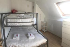 Divstāvu gulta vai divstāvu gultas numurā naktsmītnē Modern and Large 2 bedroom apartment in Middelkerke
