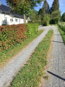 una strada sterrata di fronte a una casa di MONzeit a Monschau