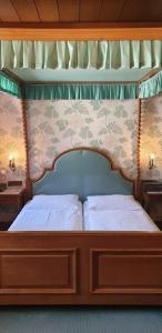 Postel nebo postele na pokoji v ubytování Hotel Hohenstauffen