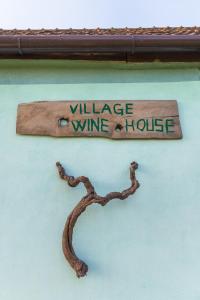 Certifikát, hodnocení, plakát nebo jiný dokument vystavený v ubytování Village Wine House