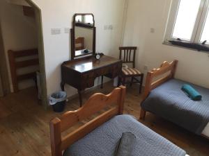 a bedroom with a desk and a mirror and a bed at Lovely Twin Room with Terrace in London