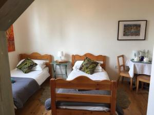 1 dormitorio con 2 camas, mesa y sillas en Lovely Twin Room with Terrace en Londres