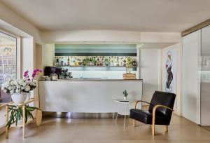 un bar in una stanza con bancone e sedie di Hotel La Fenice a Rimini