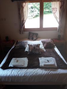Una cama en un dormitorio con dos toallas. en Chalet la scie, en Samoëns
