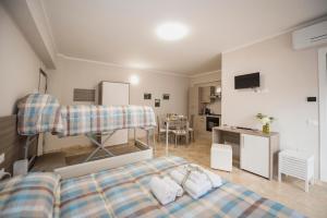 a bedroom with a bed and a kitchen and a table at B&B Il Risveglio del Cavaliere in Gioia dei Marsi