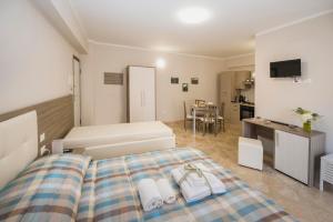 ein Schlafzimmer mit einem Bett mit Handtüchern darauf in der Unterkunft B&B Il Risveglio del Cavaliere in Gioia dei Marsi