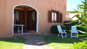 A garden outside Mare & Mirice - Case Appartamenti Vacanza