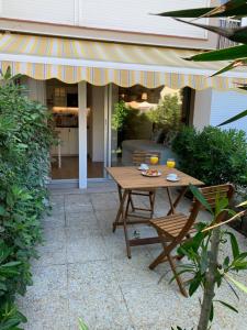 En terrasse eller udendørsområde på Appartement avec terrasse au centre de GRUISSAN