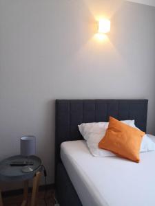 Een bed of bedden in een kamer bij Motel Q - das kleine Stadthotel