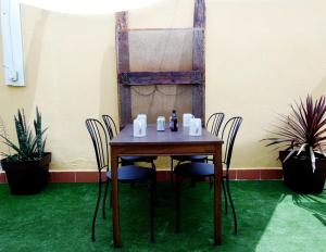 tavolo e sedie in una stanza con piante di Casa Rural Jardín del Desierto a Tabernas