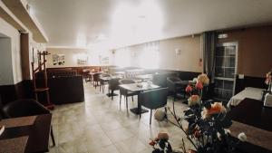 Un restaurante o sitio para comer en Tatyana Turgeneva Hotel