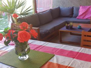 una sala de estar con un jarrón con flores sobre una mesa en L'intervalle des 18 châteaux, en Saint-Georges-sur-Cher