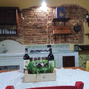 un tavolo con due bottiglie di vino sopra di Casa Giulia on Francigena a Gambassi