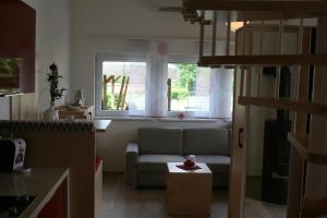ein Wohnzimmer mit einem Sofa und einem Tisch in der Unterkunft Ferienhäuschen am Traunsee in Altmünster