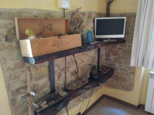 a desk with a computer and a monitor on a wall at Casa Giulia on Francigena in Gambassi Terme
