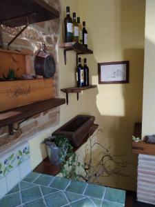 um quarto com garrafas de vinho na parede em Casa Giulia on Francigena em Gambassi Terme