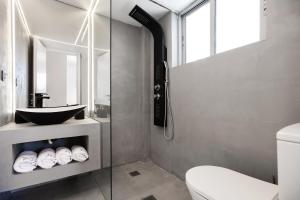 Koupelna v ubytování Elisa Seaside Luxury Suite + 37 fotografií