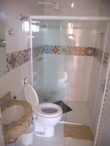 uma casa de banho com um WC e um chuveiro em Hotel Pousada Recanto da Madá em Aparecida