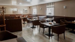 カリーニングラードにあるTatyana Turgeneva Hotelのレストラン内のダイニングルーム(テーブル、椅子付)