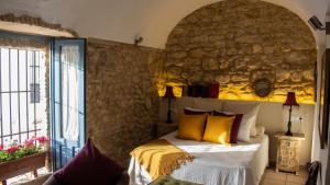 A bed or beds in a room at Casa Arco de la Pastora