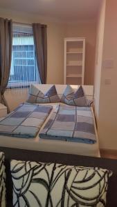 1 Schlafzimmer mit 2 Betten und einem Fenster in der Unterkunft Lessig Zimmer Vermietung in Schwabach
