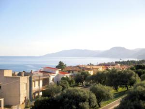 una vista de una ciudad con el océano en el fondo en Amazing View Home, en Cala Gonone