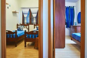 Un dormitorio con dos camas y un espejo. en Amazing View Home, en Cala Gonone