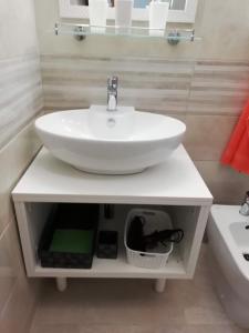 uma casa de banho com um lavatório branco num armário branco em Apartment Branko em Drage