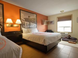 Postel nebo postele na pokoji v ubytování Fernie Fox Hotel + 37 fotografií