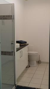 尚皮涅的住宿－Le 10 Bis，一间带卫生间和玻璃淋浴间的浴室