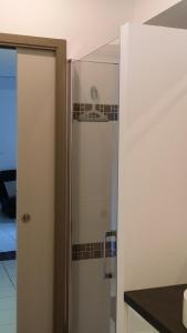 尚皮涅的住宿－Le 10 Bis，浴室里设有玻璃门淋浴