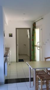 尚皮涅的住宿－Le 10 Bis，厨房配有桌子,门通往客房