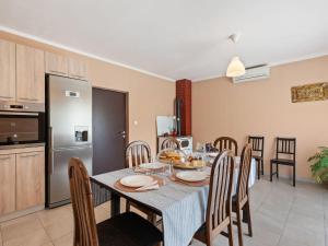 een keuken en eetkamer met een tafel en stoelen bij Bonaventura Countryside Villa near Split in Neorić