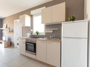 Kuchyň nebo kuchyňský kout v ubytování Apartment in Novalja near Sea Beach