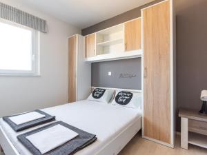 Postel nebo postele na pokoji v ubytování Apartment in Novalja near Sea Beach