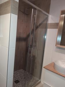 um chuveiro com uma porta de vidro na casa de banho em Vacances cocooning em La Londe-les-Maures